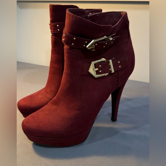 CBG Guess Women's Red/Gold Studded Stiletto Zip Up Ankle Boots Sz 8.5 - Picture 1 of 16